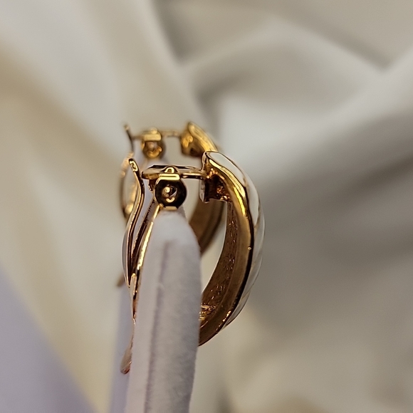 Vintage Milk White Enamel Half Hoop Gold Tone CLIP-ON Earrings Costume Jewelry - Picture 8 of 11